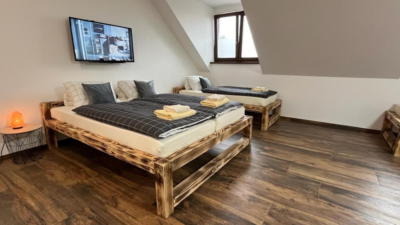 Apartman Kuga Mikulov Exteriör bild