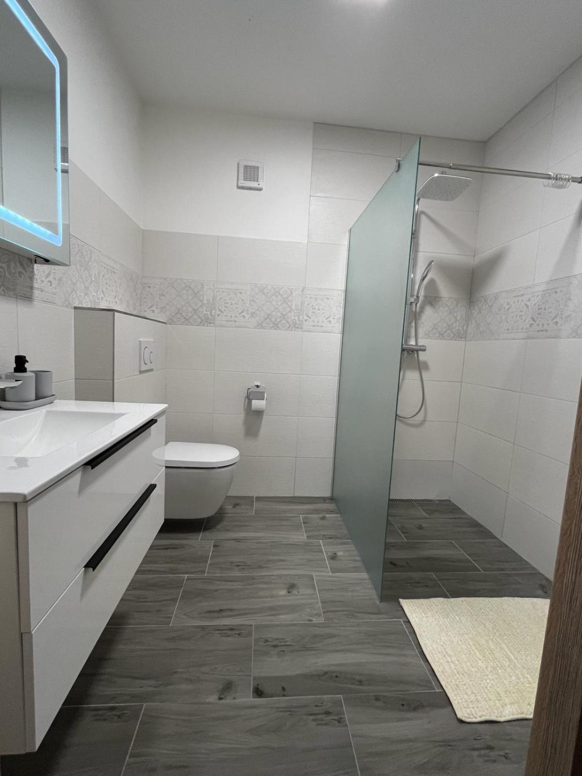 Apartman Kuga Mikulov Exteriör bild
