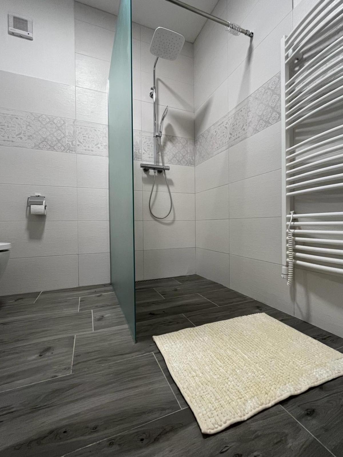 Apartman Kuga Mikulov Exteriör bild